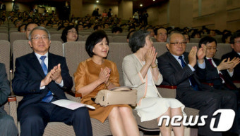 박수치는 양승태 대법원장 내외
