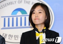 국회 정론관에 선 김재연 의원