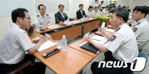 서곶지구대 현장 경찰들과 대화 나누는 김기용 청장