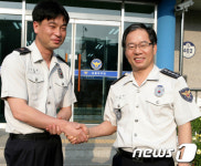 이재경 경사 격려하는 김기용 경찰청장