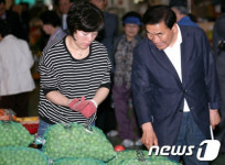 부산 반여농산물도매시장 방문한 이재오 의원