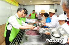 [사진]이창희 진주시장, 무료급식소 봉사활동 가져