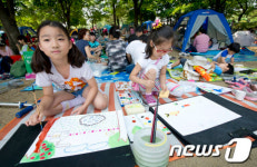 &apos;푸른 자연 아래에서 환경 그려요&apos;