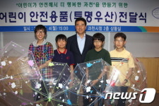 [사진]  여인국 과천시장, 초등학교에 투명우산 전달
