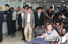 울산산업지식센터 방문한 이재오
