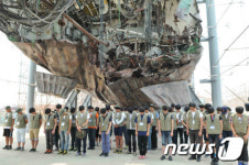 천암한 46용사 고교 후배들의 묵념