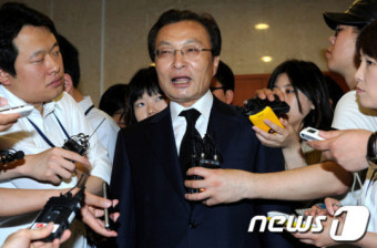 질문에 답하는 이해찬 상임고문