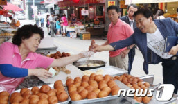 춘천 중앙시장 방문한 이재오 의원