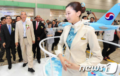 한국국제관광전 둘러보는 최광식 문광부 장관