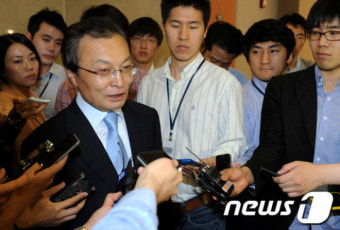 취재진에 둘러싸인 이해찬 상임고문