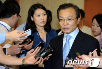 질문에 답하는 이해찬 상임고문