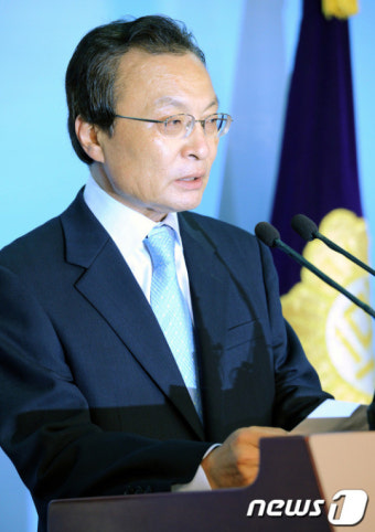 기자회견 하는 이해찬 상임고문