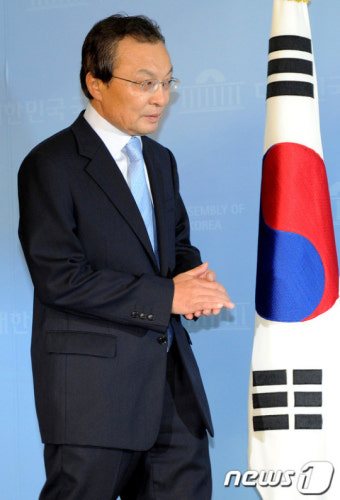 기자회견장으로 들어서는 이해찬 상임고문