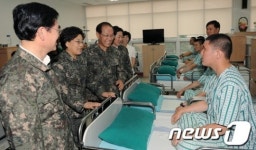 입원장병 위로하는 새누리당 최고위원들