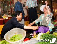 구월시장 상인들과 대화 나누는 이재오 의원