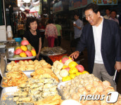 신포국제시장 방문한 이재오 의원