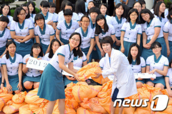 [사진]경남 진주 삼현여고 재학생 30포대 쌀 전달
