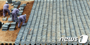 단청·기와 등 마무리 복구 작업 중인 숭례문