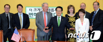 미국 언론인들 만난 박지원-이언주