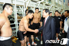 [사진] 한국마사회 태릉선수촌에 격려금 전달