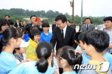 손학규상임고문, 5.18 참배 온 아이들에게 인사말