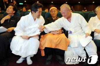 인사나누는 강기갑 혁신비대위원장