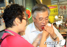 홍어 맛보는 문재인 상임고문