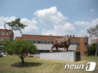 경북대에 &apos;칡소동상&apos; 우뚝