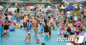 &apos;더위 잊은 야외수영장&apos;