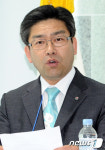 인사말하는 정창호 이사장