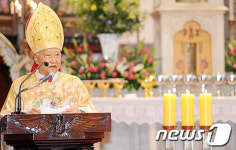 축사하는 전임 교구장 정진석 추기경
