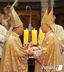 목장 전달받는 제 14대 서울대교구장