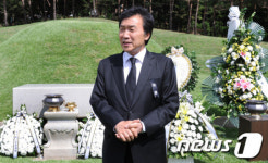 백범 김구선생 묘역 앞 손학규 상임고문