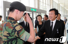 백범 김구선생 증손자와 인사하는 손학규