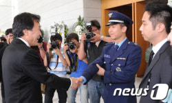백범 김구선생 증손자와 인사하는 손학규