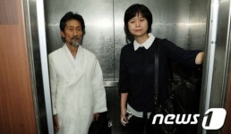 승강기에 탄 강기갑 위원장