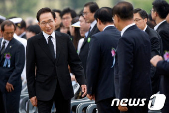 황우여 대표와 인사나누는 이명박 대통령
