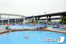 아직은 썰렁한 한강 야외수영장