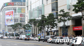백화점 들어가기 위한 차량들