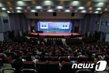 이명박 대통령, 건설의 날 기념식 참석