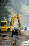 배수로 작업 한창인 우면산