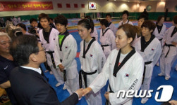 태권도 국가대표 격려하는 김황식 총리