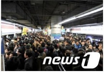 서울시, 신도림·시청역 등 혼잡한 지하철역사 개선한다