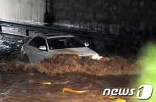집중호우에 침수 된 양재천 하부도로