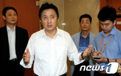 질문에 답하는 김영환 의원