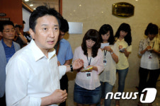 질문에 답하는 김영환 의원