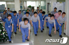 직장서 맨손체조 대신 셔플댄스로 업무능률 &apos;쑥쑥&apos;
