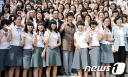 박근혜 &apos;여고시절 추억 속으로&apos;