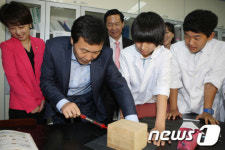 소하중학교 찾은 손학규 상임고문