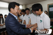 소하중학교 찾은 손학규 상임고문